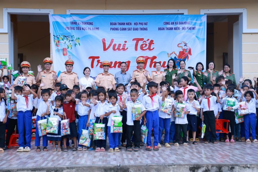 Chương trình “Trung thu cho em” tại trường Tiểu học Pa Nang.