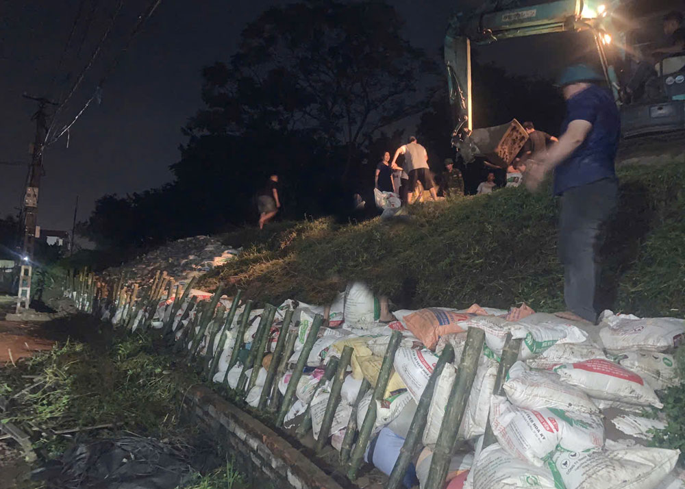 Sự cố sạt lở mái đê hữu Cầu tại K36+600, thôn Lạc Trung, xã Yên Trung đã cơ bản xử lý an toàn.