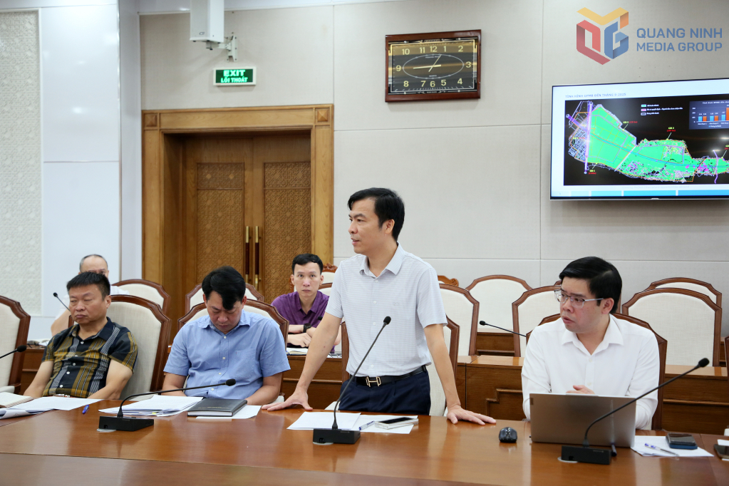 Đại diện lãnh đạo các sở, ngành, địa phương phát biểu ý kiến, làm rõ một số vấn đề tại cuộc họp. Đại diện lãnh đạo các sở, ngành, địa phương phát biểu ý kiến, làm rõ một số vấn đề tại cuộc họp.