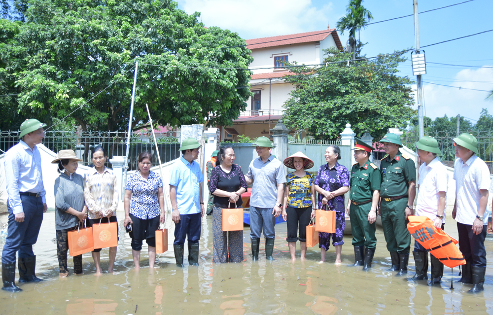 Chủ tịch UBND tỉnh Bắc Ninh kiểm tra, tặng quà sẻ chia cùng người dân vùng lũ