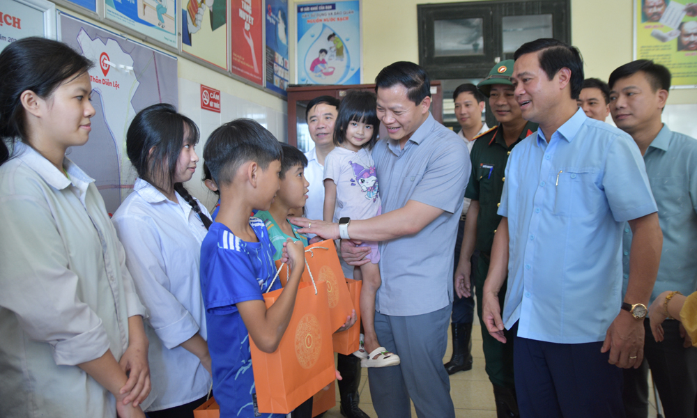 Chủ tịch UBND tỉnh Vương Quốc Tuấn động viên các em nhỏ tại xã Tam Giang. Chủ tịch UBND tỉnh Vương Quốc Tuấn động viên các em nhỏ tại xã Tam Giang.