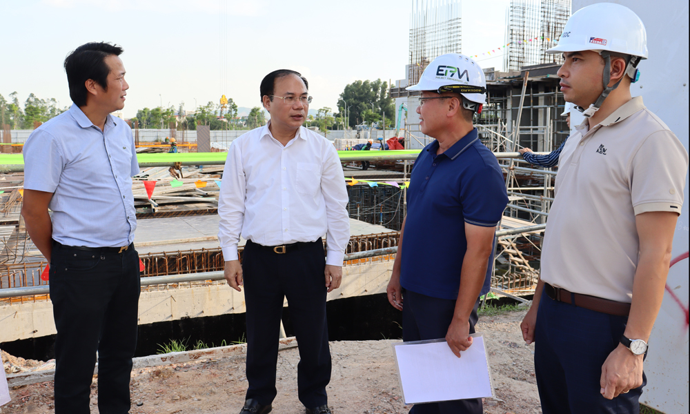 Đồng chí Nguyễn Văn Sinh kiểm tra dự án nhà ở xã hội số 2 tại khu số 5, số 9 thuộc khu đô thị mới phường Tân Tiến và phường Bắc Giang.