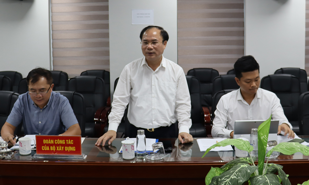 Thứ trưởng Bộ Xây dựng Nguyễn Văn Sinh phát biểu tại buổi làm việc.