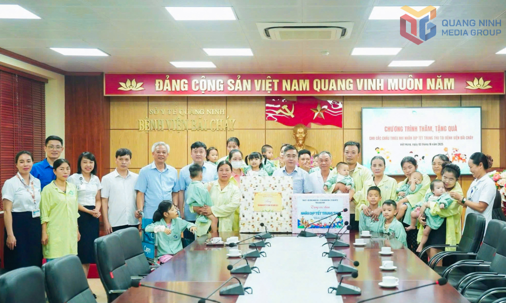 Ông Nguyễn Chí Thành, Ủy viên Ban Thường vụ Tỉnh ủy, Phó Chủ tịch Thường trực Ủy ban MTTQ tỉnh Quảng Ninh, tặng quà Trung thu cho các bệnh nhi đang điều trị tại Bệnh viện Bãi Cháy.