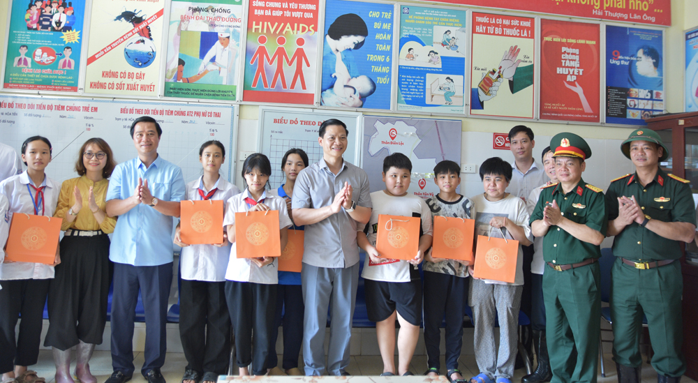 Các đồng chí lãnh đạo tỉnh tặng quà các em học sinh đang tạm trú tại Trạm Y tế Hoà Tiến (xã Tam Giang). Các đồng chí lãnh đạo tỉnh tặng quà các em học sinh đang tạm trú tại Trạm Y tế Hoà Tiến (xã Tam Giang).