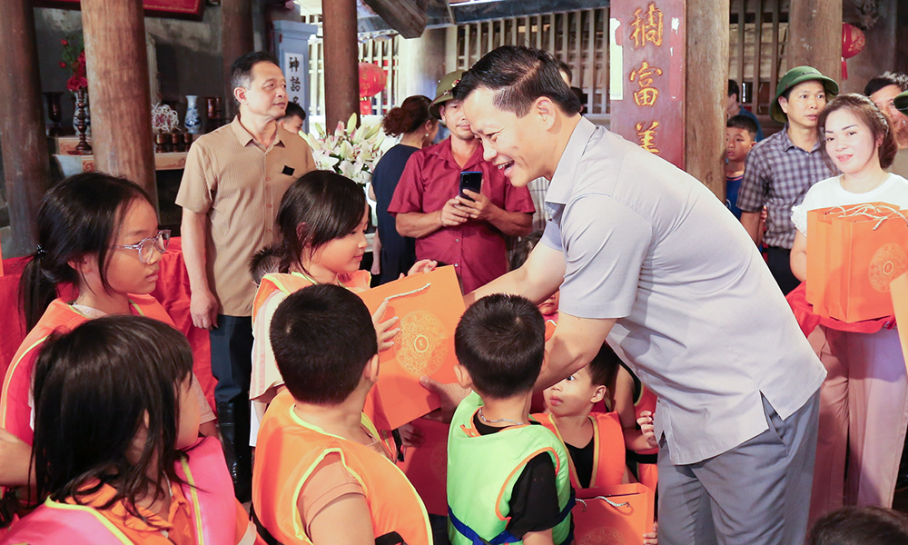 Chủ tịch UBND tỉnh Vương Quốc Tuấn tặng quà trẻ em tại phường Vân Hà. Chủ tịch UBND tỉnh Vương Quốc Tuấn tặng quà trẻ em tại phường Vân Hà.