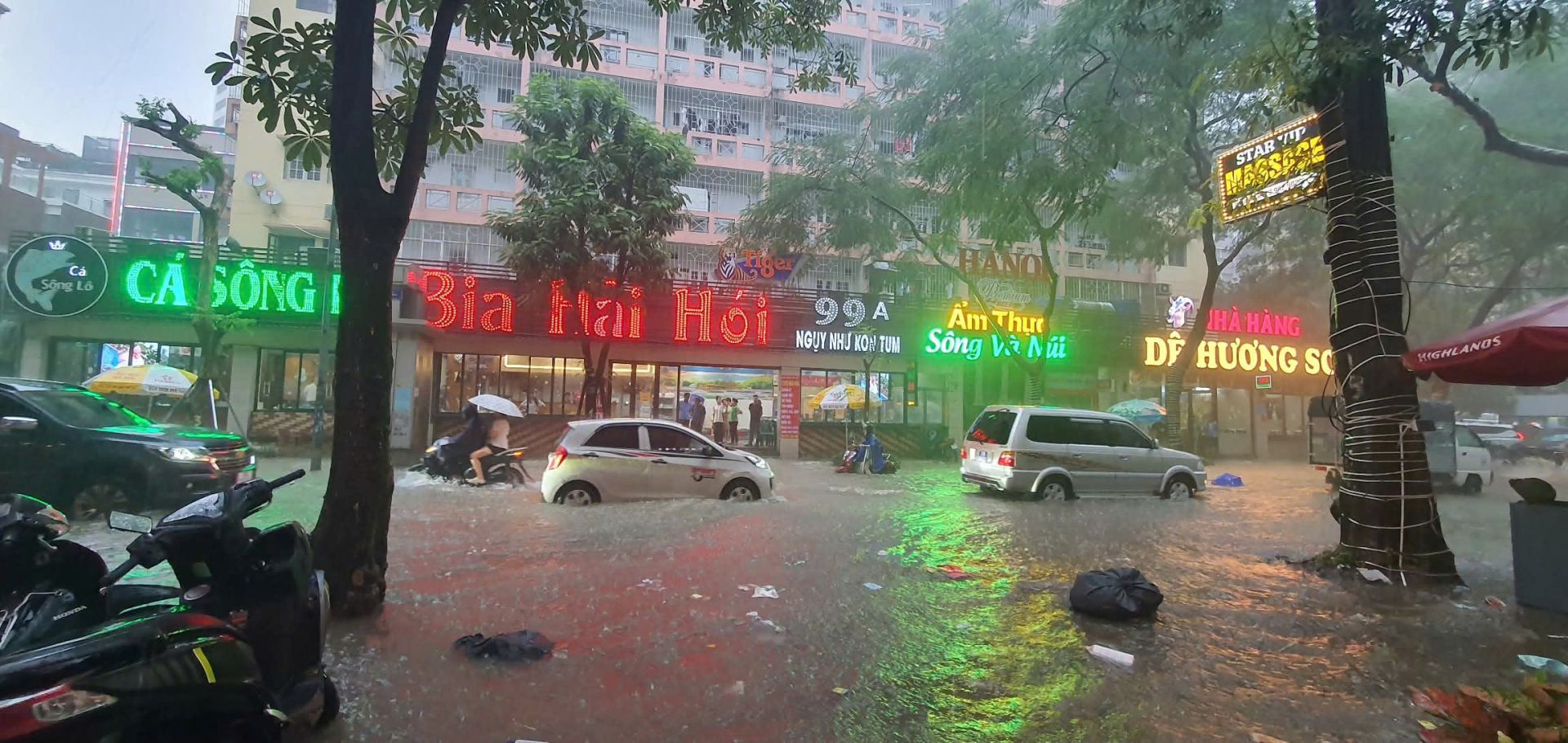 Hà Nội yêu cầu tổng lực khắc phục tình trạng ngập úng sau mưa lớn