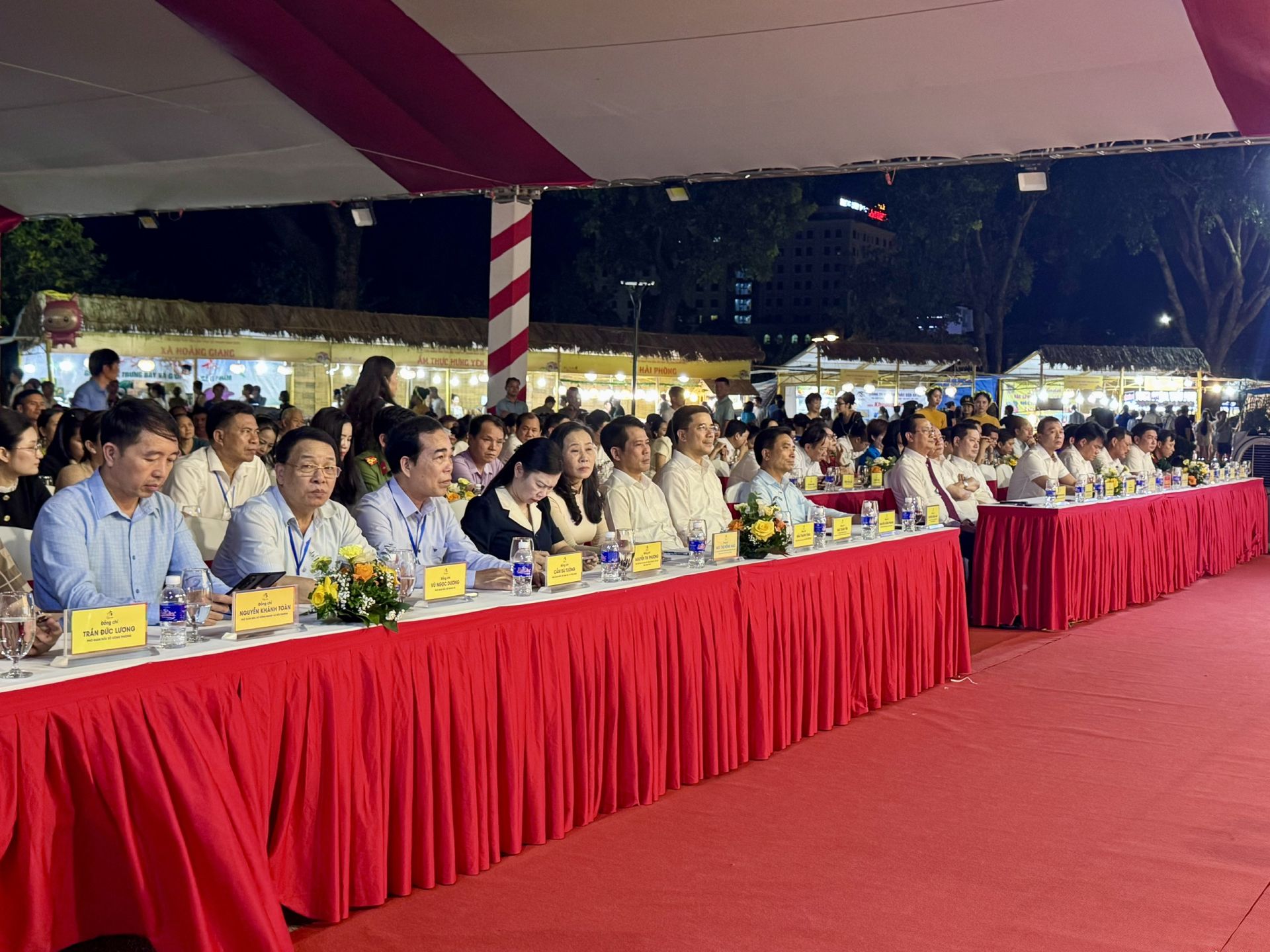 Các đại biểu tham dự lễ khai mạc