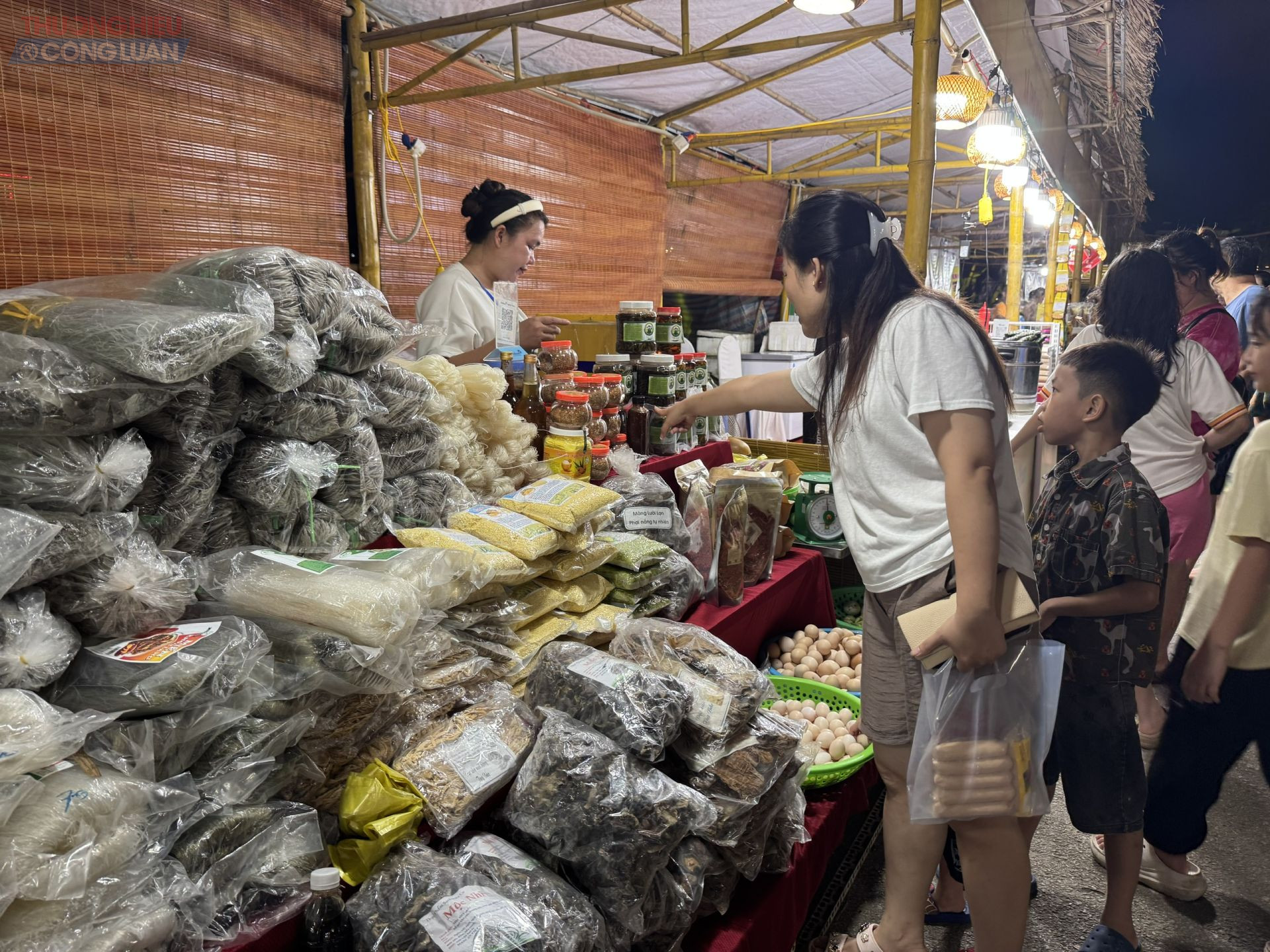 Gian hàng giới thiệu đặc sản và sắc màu văn hóa dân tộc tại Liên hoan Văn hoá Ẩm thực xứ Thanh 2025