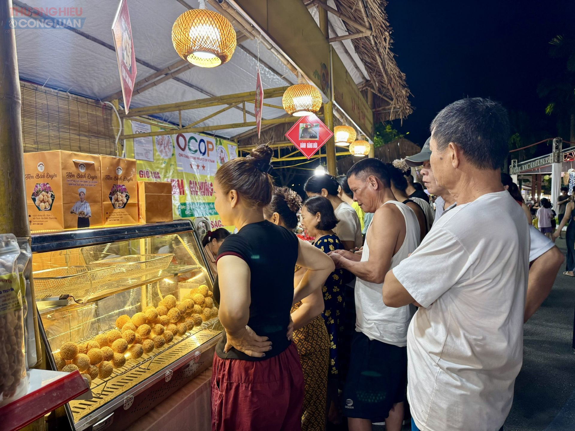 Các gian hàng thu hút rất đông người dân đến trải nghiệm