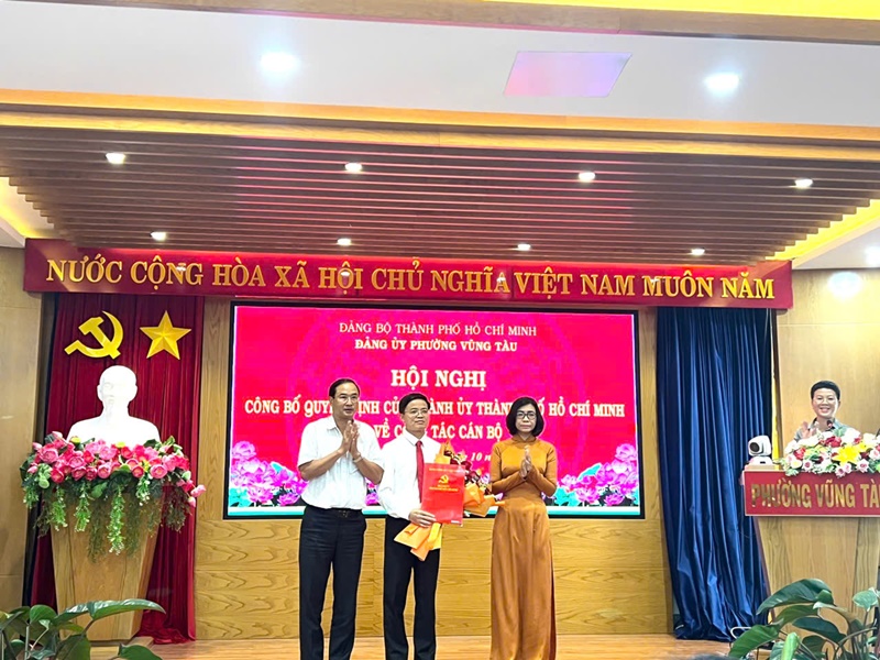 Ông Nguyễn Tấn Bản Bí thư Đảng ủy và bà Lê Thị Thanh Bình, Phó bí thư Thường trực Đảng ủy phường Vũng Tàu trao Quyết định và chúc mừng ông Vũ Hồng Thuấn