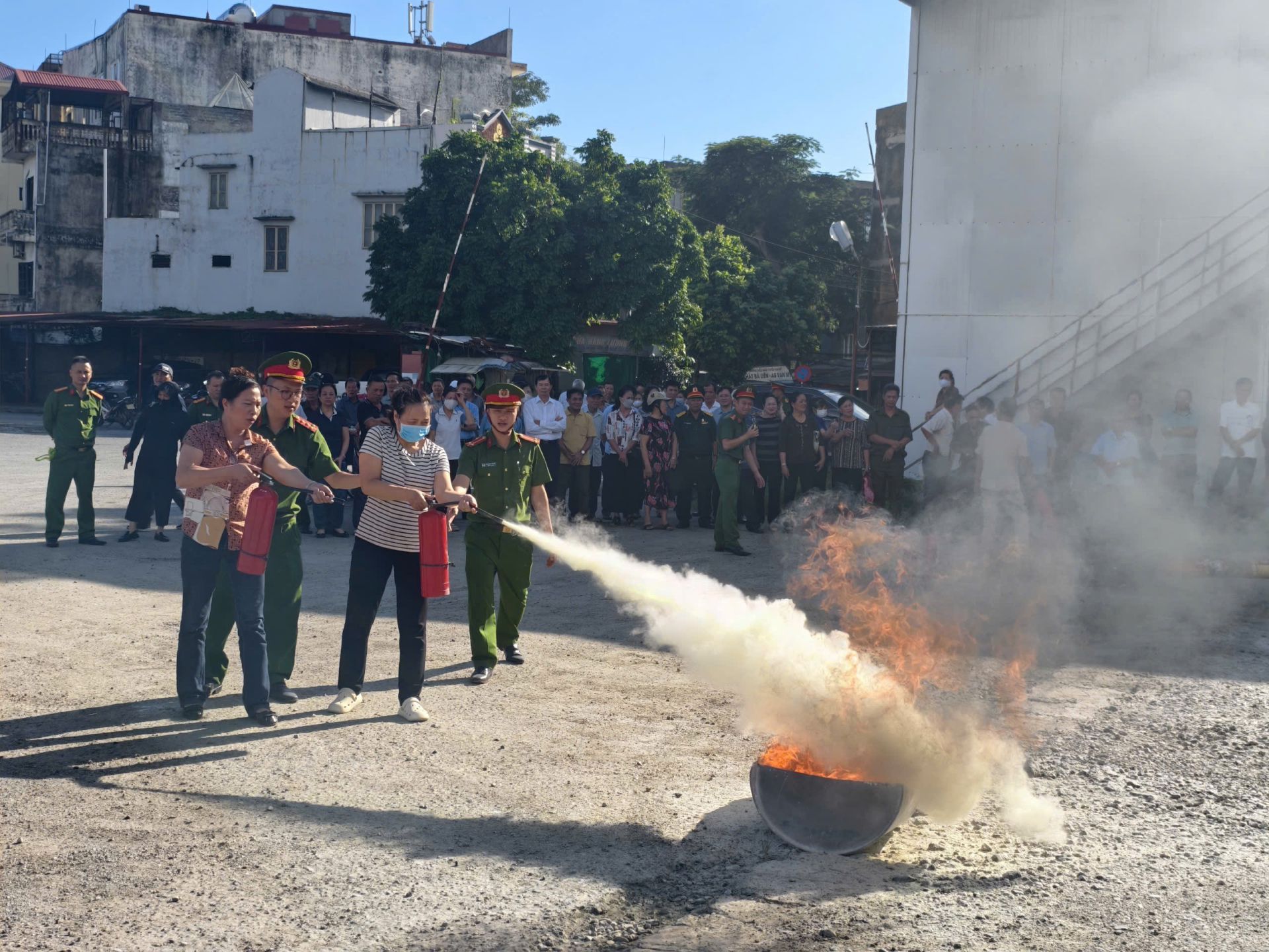 Phường Ngô Quyền tuyên truyền, bồi dưỡng nghiệp vụ PCCC và trao tặng bình chữa cháy cho các điểm chữa cháy công cộng