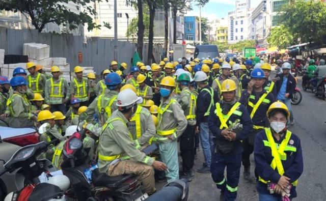 Hàng trăm công nhân được lệnh sơ tán khẩn cấp khỏi công trường.
