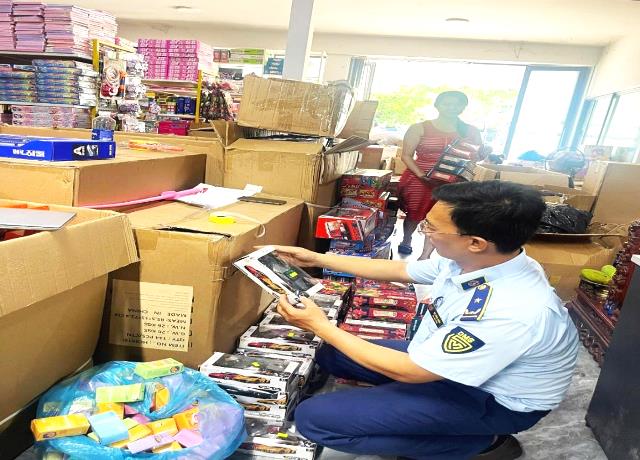 Cơ sở kinh doanh tại phường An Kh&ecirc; b&agrave;y b&aacute;n đồ chơi trẻ em nhập lậu bị Đội QLTT Số 2 ph&aacute;t hiện.