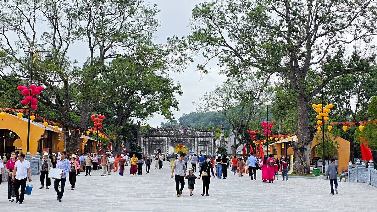 Hàng vạn du khách đến với tuần lễ văn hóa, du lịch và xúc tiến thương mại 2025.