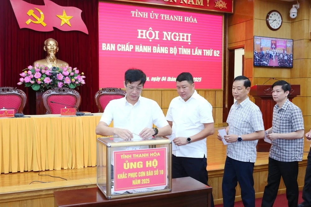 Các đồng chí lãnh đạo sở, ngành cấp tỉnh ủng hộ đồng bào khắc phục thiệt hại do cơn bão số 10 gây ra.