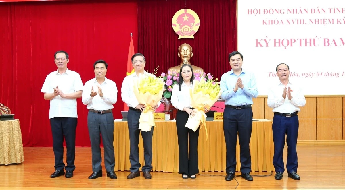 Đồng chí Nguyễn Doãn Anh, Ủy viên Trung ương Đảng, Bí thư Tỉnh ủy cùng các đồng chí lãnh đạo tỉnh tặng hoa chúc mừng tân Trưởng Ban Kinh tế - Ngân sách và Trưởng Ban Văn hóa - Xã hội, HĐND tỉnh Thanh Hóa khóa XVIII, nhiệm kỳ 2021-2026.