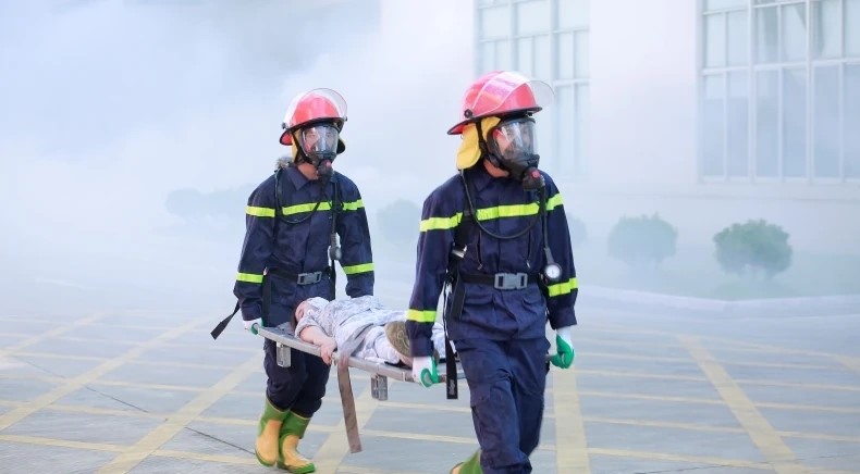 Các lực lượng cứu hộ nạn nhân. (Hình ảnh diễn tập theo tình huống giả định)