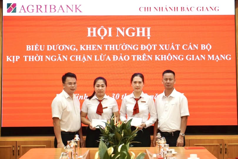 Ban lãnh đạo chi nhánh đã trao tặng giấy khen, phần thưởng động viên cho hai giao dịch viên Trần Thị Hoàng Yến và Triệu Ngọc Mai Phương Ban lãnh đạo chi nhánh đã trao tặng giấy khen, phần thưởng động viên cho hai giao dịch viên Trần Thị Hoàng Yến và Triệu Ngọc Mai Phương