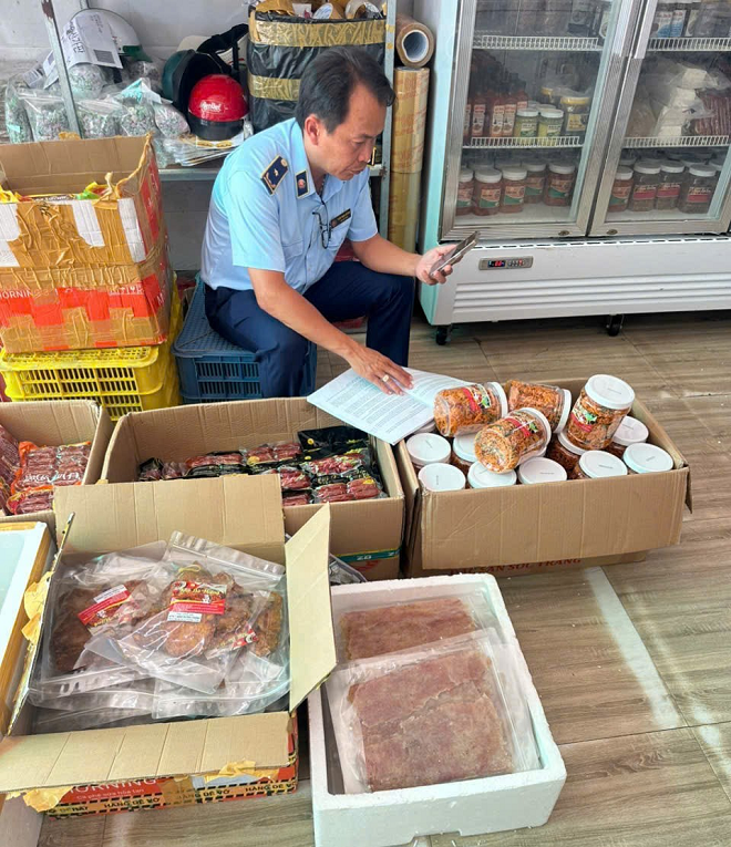 Trong quá trình kiểm tra, lực lượng QLTT tỉnh Cà Mau đã thu giữ một lượng lớn hàng hóa nhập lậu, không rõ nguồn gốc, đặc biệt là thực phẩm đông lạnh và mỹ phẩm Trong quá trình kiểm tra, lực lượng QLTT tỉnh Cà Mau đã thu giữ một lượng lớn hàng hóa nhập lậu, không rõ nguồn gốc, đặc biệt là thực phẩm đông lạnh và mỹ phẩm