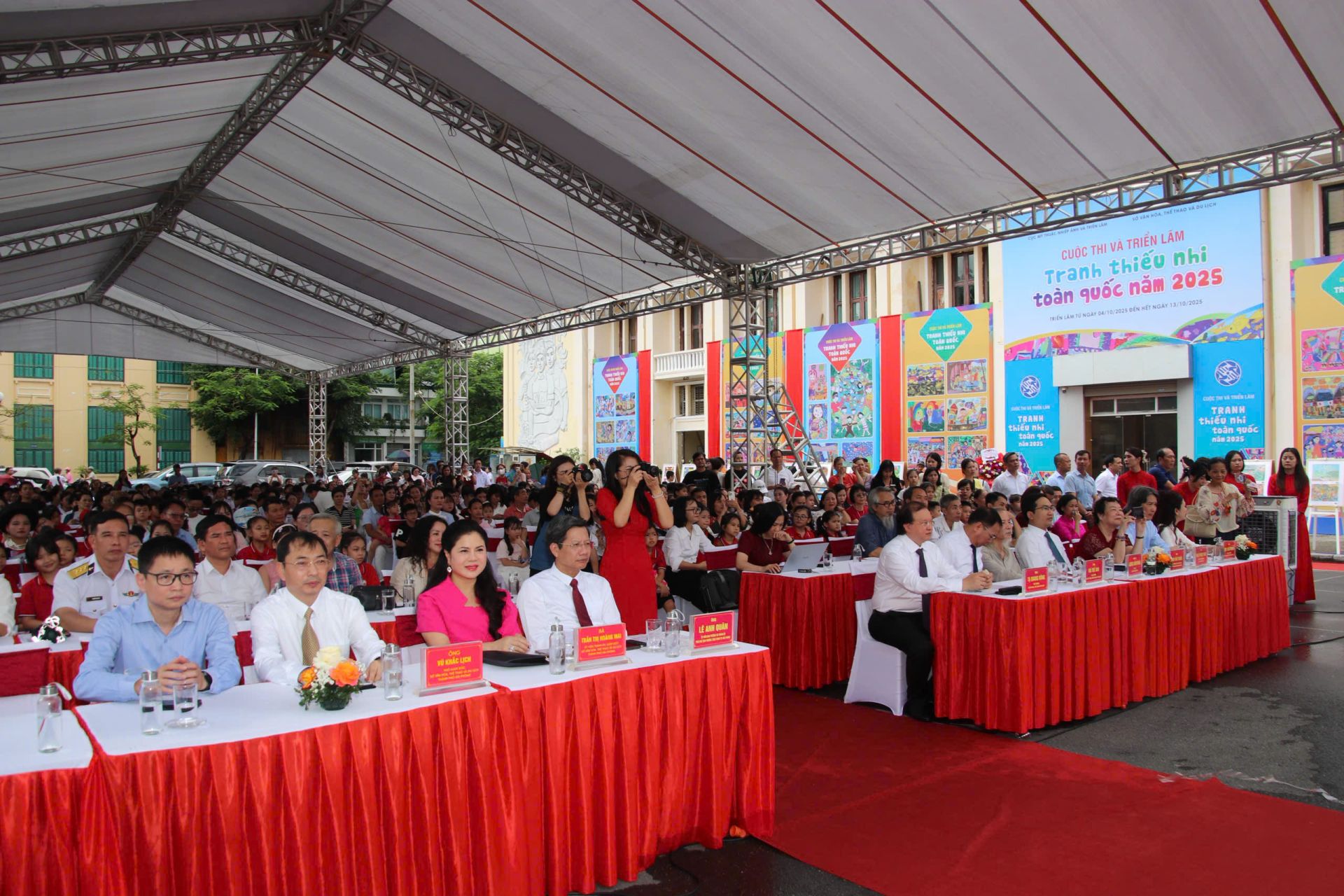 Đại biểu tham dự chương trình.