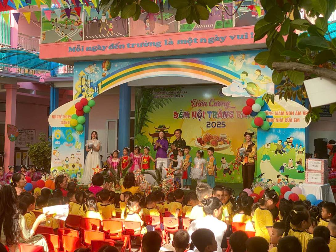 Đại tá Kiều Mạnh Hiệp, Ủy viên Ban Thường vụ Đảng ủy, Phó Chính ủy Bộ đội Biên phòng thành phố Hải Phòng trao quà cho đại diện Ban Giám hiệu Nhà trường và các em học sinh.