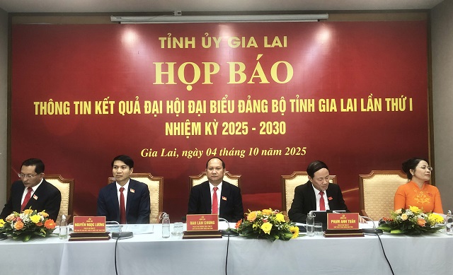 Bàn chủ toạ buổi Họp báo. Ảnh: Viết Hiền