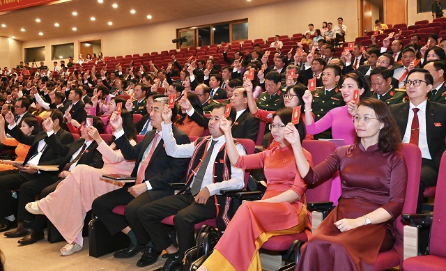 Đại biểu dự Đại hội biểu quyết thông qua Nghị quyết Đại hội.