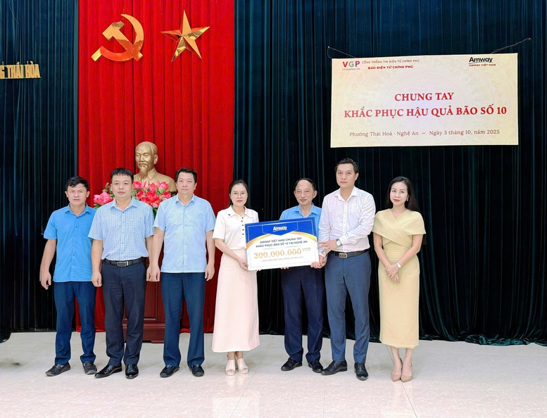 Phó Tổng Giám đốc Cổng Thông tin điện tử Chính phủ Lê Việt Đông và Giám đốc đối ngoại Amway Việt Nam Nguyễn Phương Sơn trao quà hỗ trợ cho phường Thái Hòa (tỉnh Nghệ An). Ảnh: VGP/ Thuỳ Chi