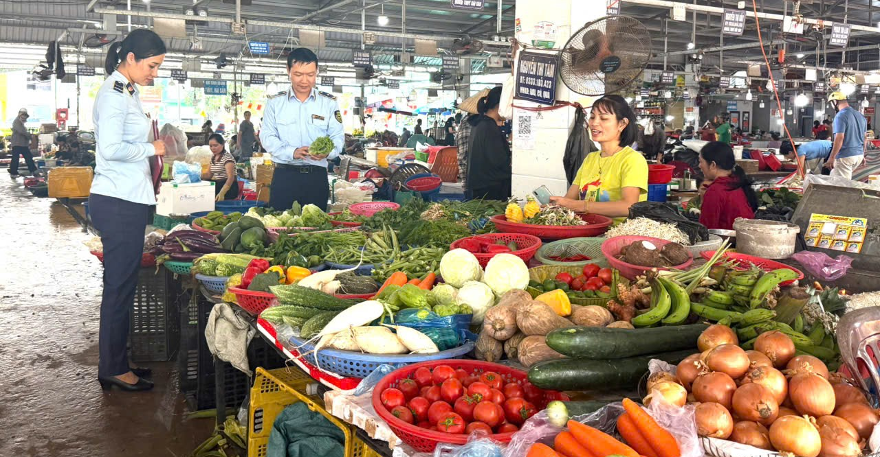 Công chức Đội QLTT số 1 tuyên truyền, giám sát, nắm tình hình cung ứng hàng hoá tại Chợ Điện Biên, Phường Hạc Thành, tỉnh Thanh Hóa