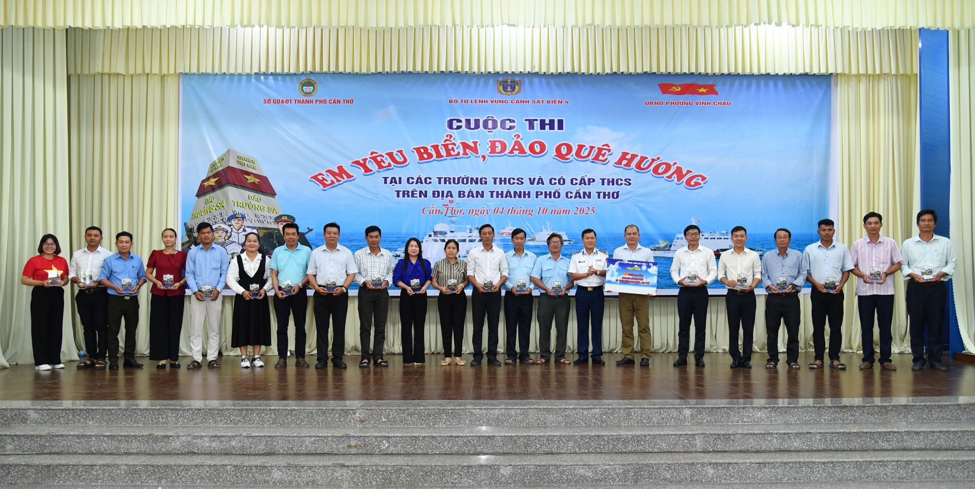 Các đại biểu đại diện các em học sinh có hoàn cảnh khó khăn nhận hỗ trợ 80 suất học bổng (mỗi suất 1.000.000 đồng)