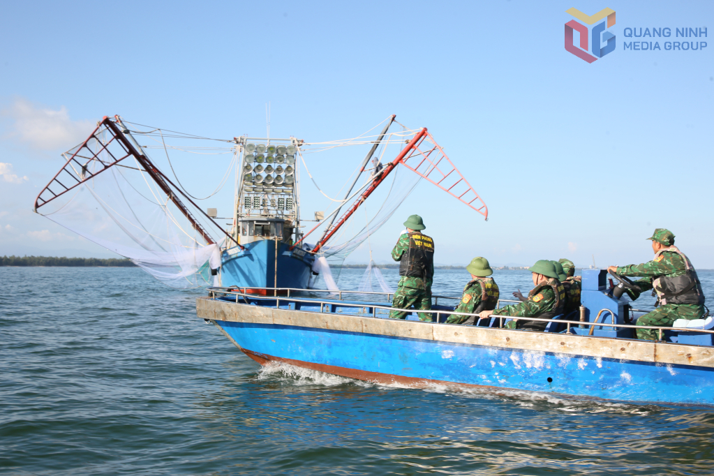 CBCS Trạm Kiểm soát Biên phòng Mũi Ngọc, Đồn Biên phòng Trà Cổ tuần tra khu vực biển trên địa bàn, thông tin tuyên truyền, kêu gọi vận động ngư dân đưa tàu thuyền về bờ tránh trú bão.