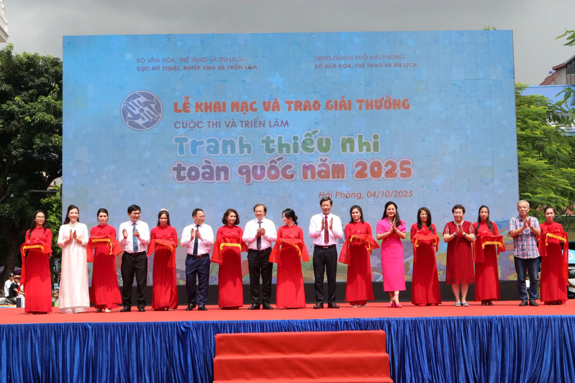 Đại biểu cắt băng khai mạc Triển lãm.