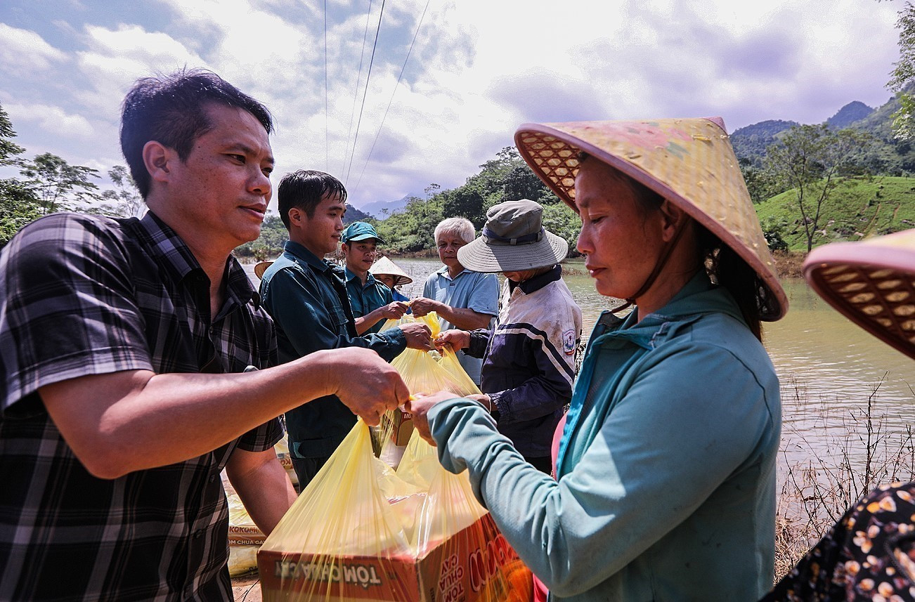 Lực lượng dân quân thôn Thỏi Láo và cán bộ xã Mường Hoa trao lương thực hỗ trợ 18 hộ dân thôn Thỏi Láo bị cô lập.