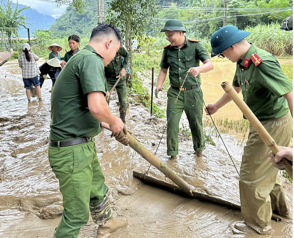 Công an xã đã huy động cán bộ, chiến sĩ phối hợp với các ngành, đoàn thể khẩn trương hỗ trợ người dân dọn dẹp rác thải, bùn đất Công an xã đã huy động cán bộ, chiến sĩ phối hợp với các ngành, đoàn thể khẩn trương hỗ trợ người dân dọn dẹp rác thải, bùn đất