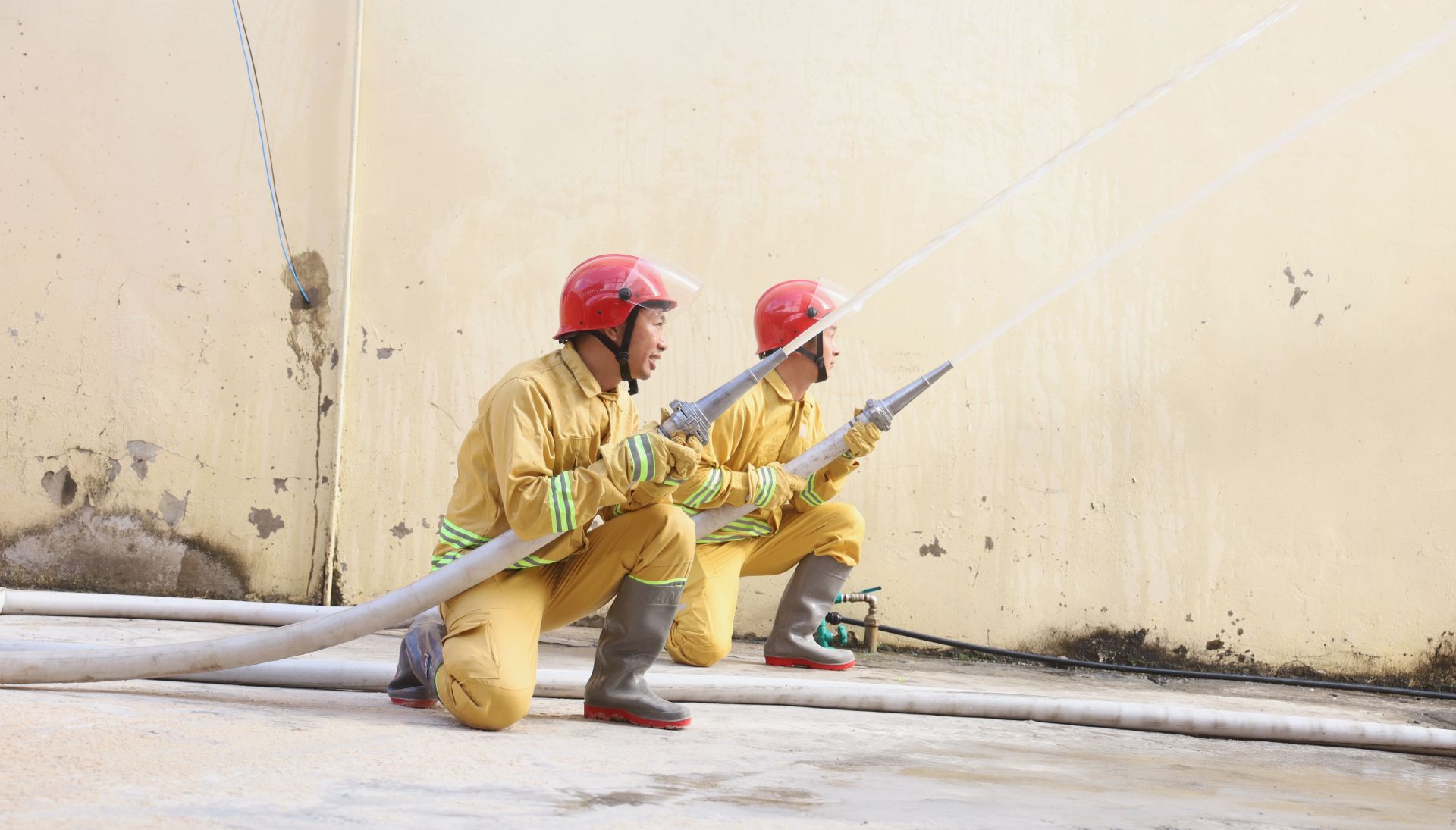 Lực lượng PCCC cơ sở của Công ty Điện lực Điện Biên thực hành vận hành hệ thống họng nước chữa cháy vách tường tại trụ sở