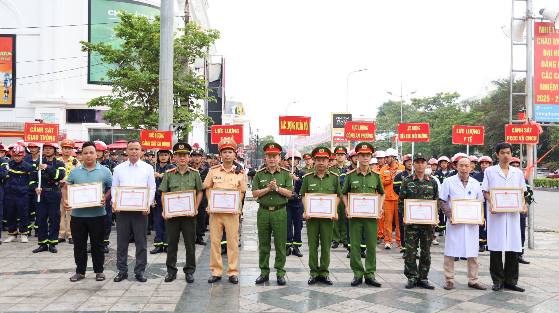 Đại diện Công ty Điện lực Điện Biên vinh dự nhận Giấy khen của Công an tỉnh Điện Biên, ghi nhận những thành tích xuất sắc của tập thể Công ty trong công tác PCCC&CNCH thời gian qua