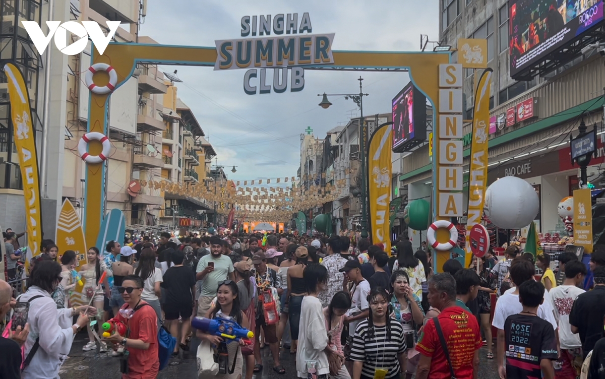 Du khách quốc tế tham gia Lễ hội Songkran 2025