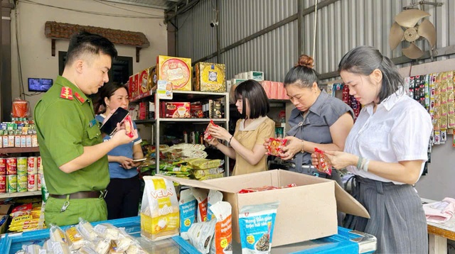 Lực lượng chức năng Hà Nội tăng cường kiểm tra thị trường hàng hóa