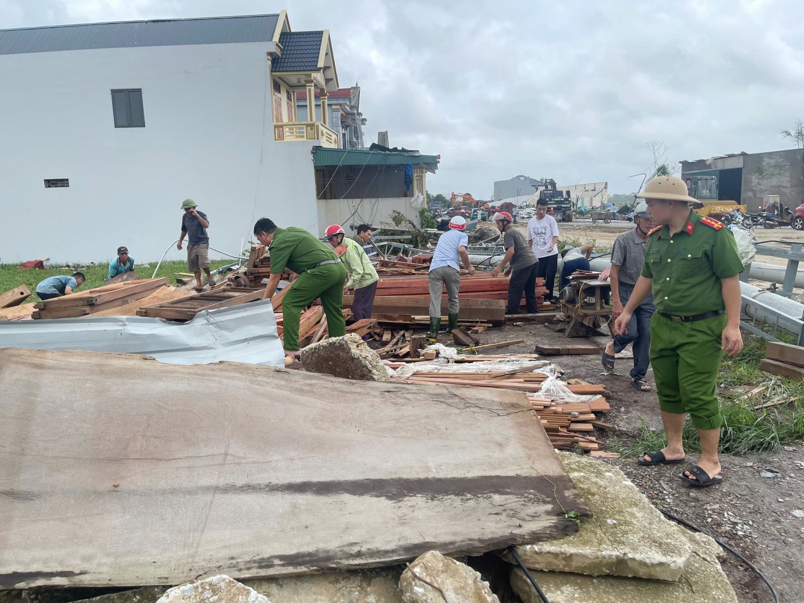 án bộ, chiến sĩ Công an xã Hoằng Giang đã nhanh chóng có mặt cùng với cấp ủy, chính quyền địa phương và Nhân dân khắc phục hậu quả thiên tai, dọn dẹp, di dời tài sản và sửa chữa nhà ở hư hỏng. án bộ, chiến sĩ Công an xã Hoằng Giang đã nhanh chóng có mặt cùng với cấp ủy, chính quyền địa phương và Nhân dân khắc phục hậu quả thiên tai, dọn dẹp, di dời tài sản và sửa chữa nhà ở hư hỏng.