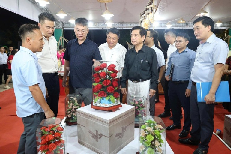 Các mẫu thiết kế hoa của nghệ nhân xã Mê Linh.