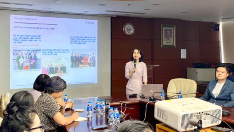 Bà Phi Hoa, CEO Công ty ONE VALUE chia sẻ tại hội thảo. Bà Phi Hoa, CEO Công ty ONE VALUE chia sẻ tại hội thảo.