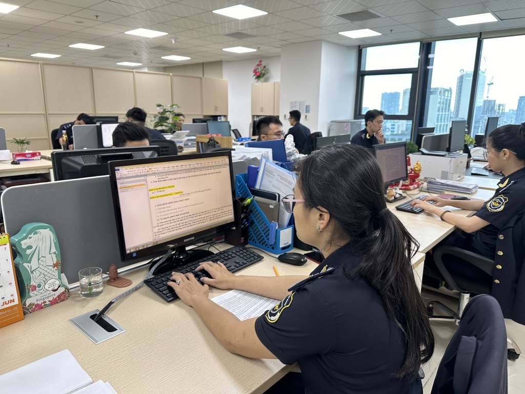 Hoạt động nghiệp vụ của cán bộ Chi cục Hải quan khu vực II. Ảnh: Lê Thu