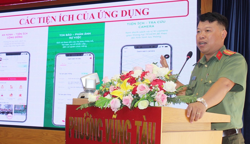 Thiếu tá Nguyễn Thành Trung, báo cáo viên pháp luật Công an TP.HCM giới thiệu tiện ích và hướng dẫn sử dụng ứng dụng “ SOS an ninh trật tự Công an TPHCM”