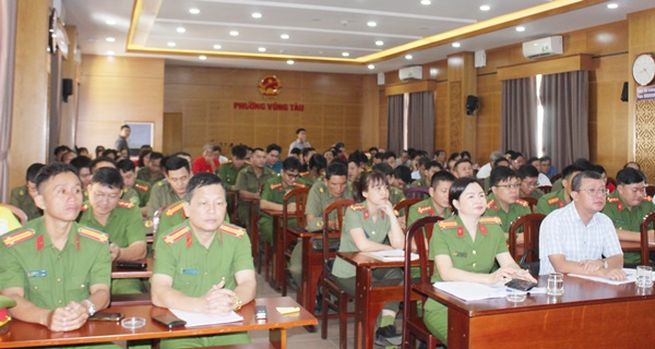 Cán bộ chiến sĩ công an phường Vũng Tàu, đại diện các phòng, ban chuyên môn và các khu phố dự lễ phát động