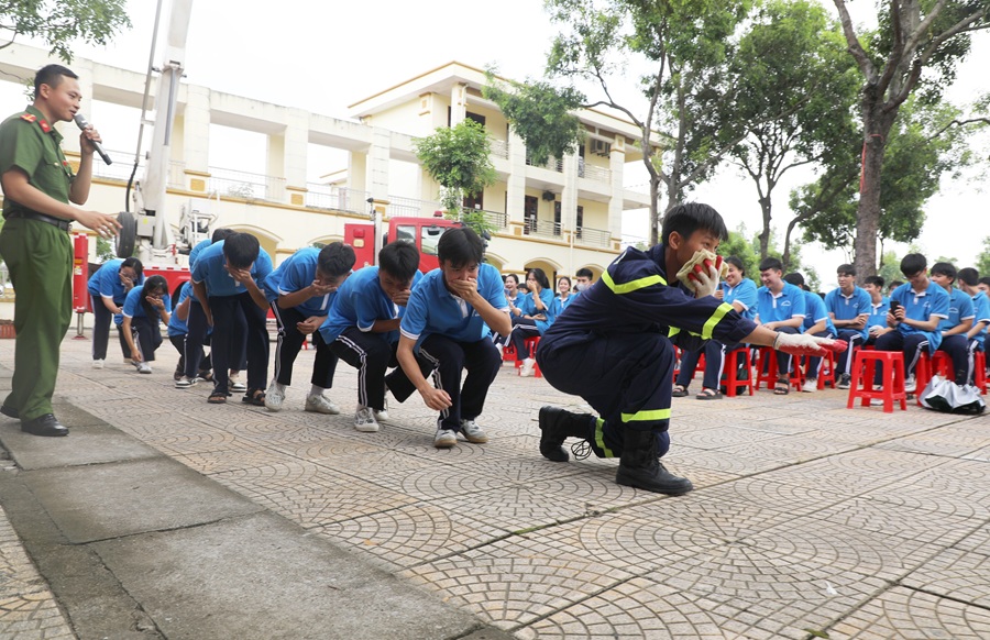 Bắc Ninh: Hơn 1.000 học sinh trải nghiệm kỹ năng phòng cháy, chữa cháy, thoát nạn và cứu hộ, cứu nạn