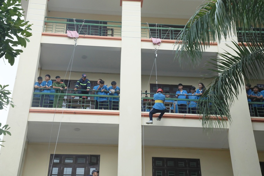 Thực hành thoát nạn từ trên cao xuống bằng dây