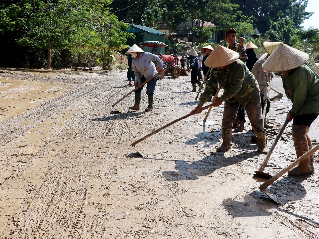 Người dân xã Nhân Hòa nạo vét bùn đất để thông tuyến đường giao thông trên địa bàn.