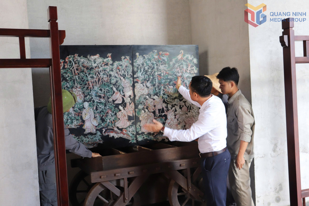 Bức tranh sơn khắc dài 1m8 là một trong những điểm nhấn của Triển lãm các tác phẩm đặc sắc về Yên Tử.