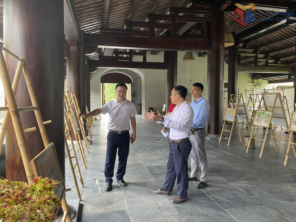 Lãnh đạo phường Yên Tử kiểm tra công tác chuẩn bị khai mạc.